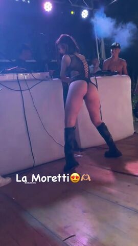 La Moretti twerking in disco gran lato b ItPornIt 